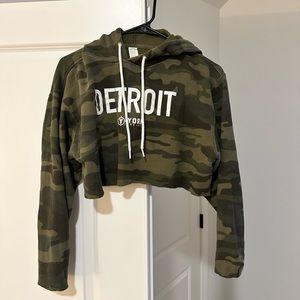 York Project Detroit Crop Top Hoodie in Camo: Stylish Urban Wear